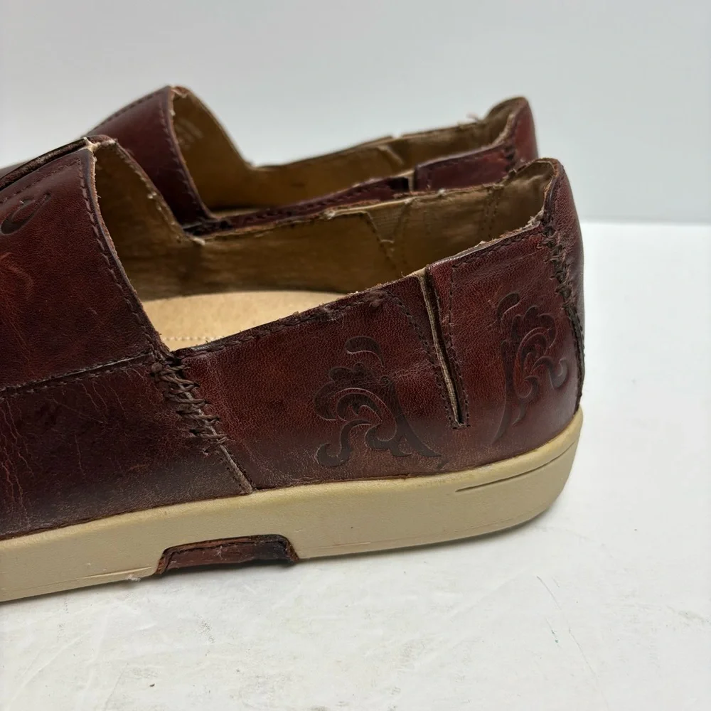 Olukai Kama’aina Men’s Slip on Loafers Brown Leather Tooled Size 9